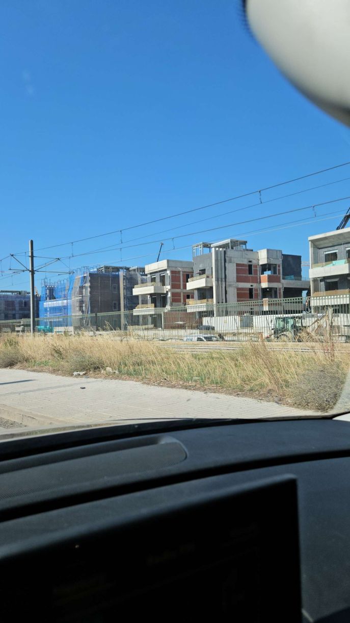 Γλυφάδα 2025! Αυτή είναι η ζωή σου! Ένας τοίχος αντί για θέα θάλασσα! Ένα ΤΕΙΧΟΣ μπροστά στην παραλία! Βίντεο!