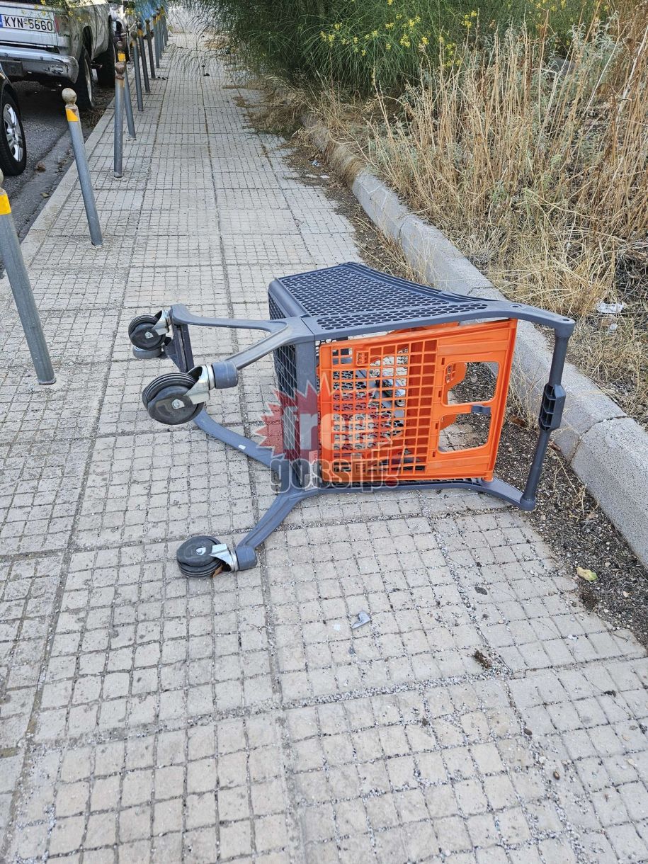 Γλυφάδα! Ένα πεταμένο καρότσι, εκφράζει τα νεύρα πολλών που κυκλοφορούν στους δρόμους. Συμφωνείτε ή όχι;