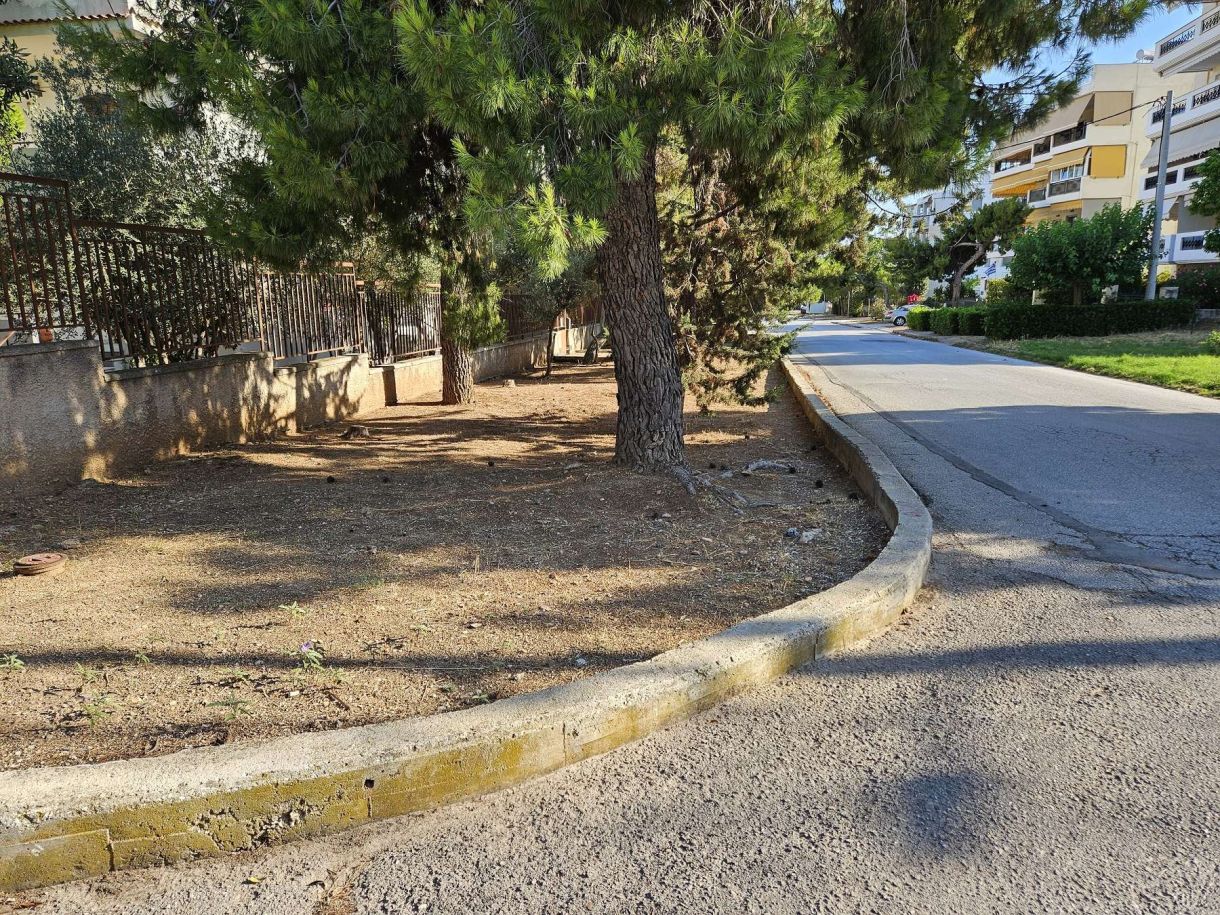 Γλυφάδα σήμερα! Έκαναν το πεζοδρόμιο δάσος και σ’ αναγκάζουν να βγεις στο δρόμο! Βίντεο!