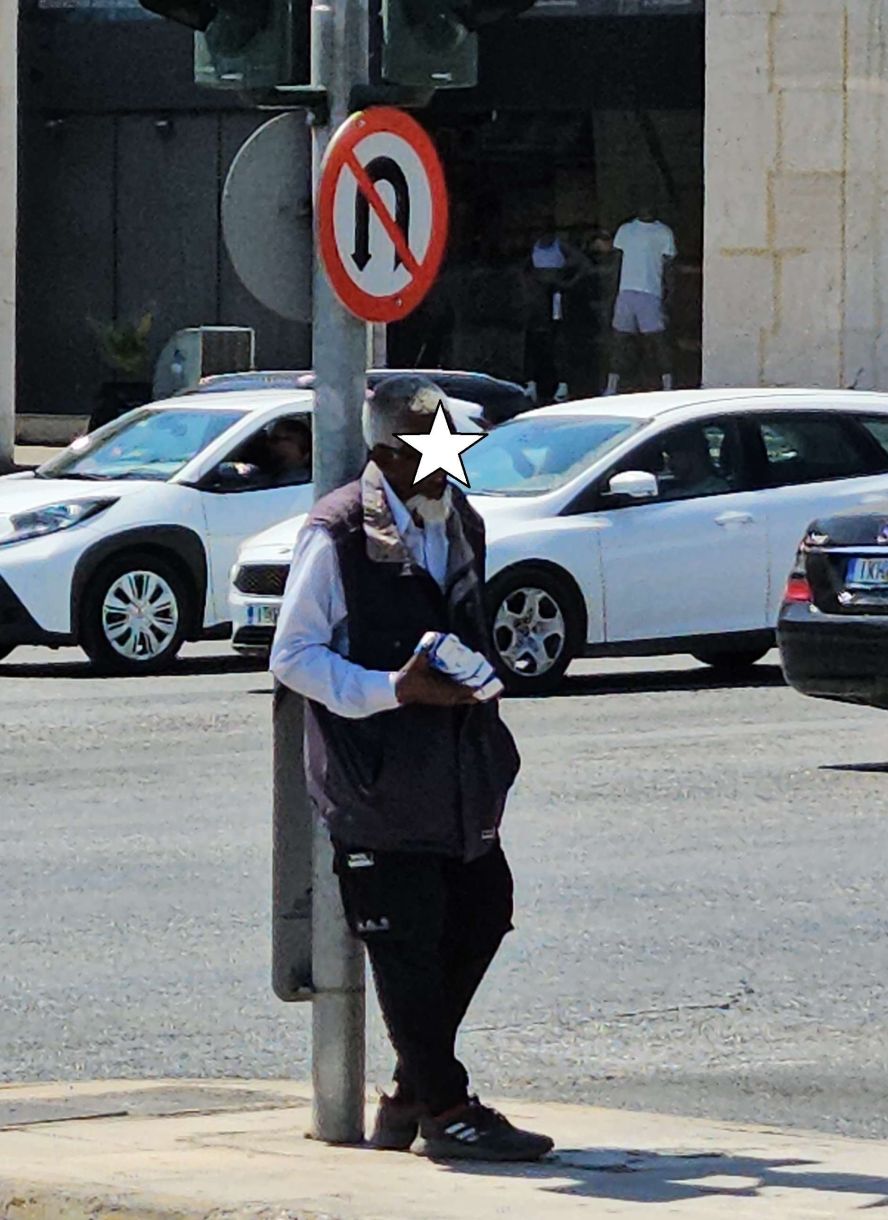 Γλυφάδα τώρα Μετανάστες! Δεν τον βλέπει κανείς στο πιο κεντρικό φανάρι; Άρα, δεν υπαρχει!