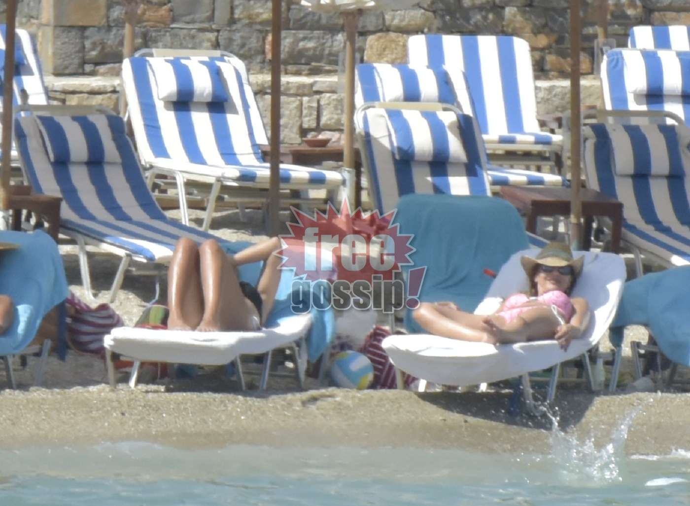 Δέσποινα Βανδή διακοπές! Αν έχεις σπείρει τόσες δεκαετίες, μπορείς ν’ αράζεις έτσι, σε μια ξαπλώστρα!