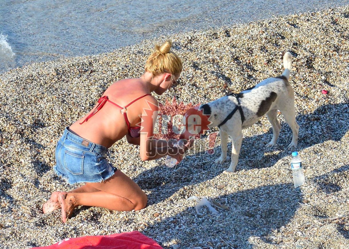 Διάσημοι με τα κατοικίδια τους! Πρώτα να ξεδιψάσει εκείνη…