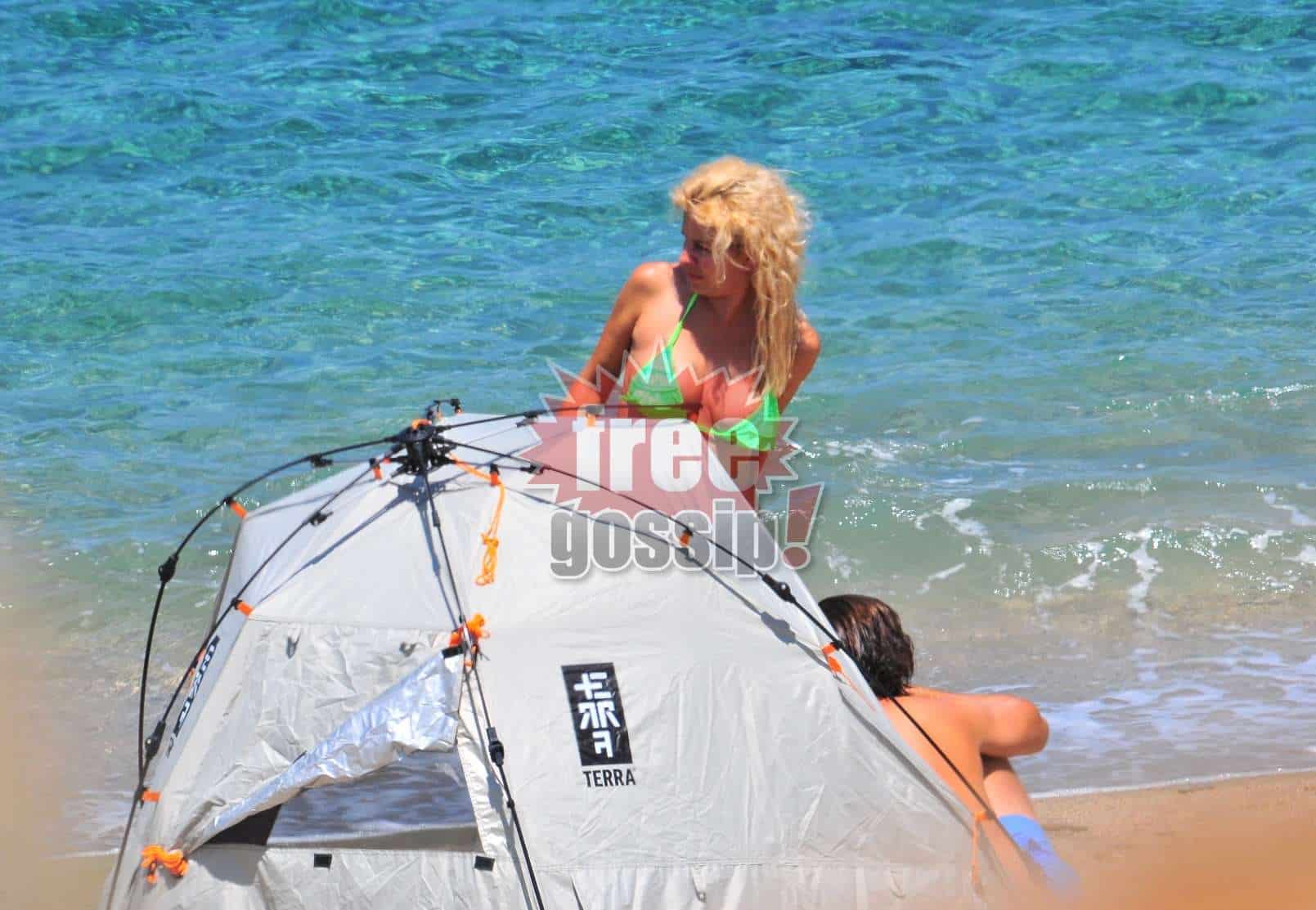 Ελένη Μενεγάκη! Η σκηνή, ο Μάκης, το πράσινο μαγιό και το τραγούδι του Καρβέλα..