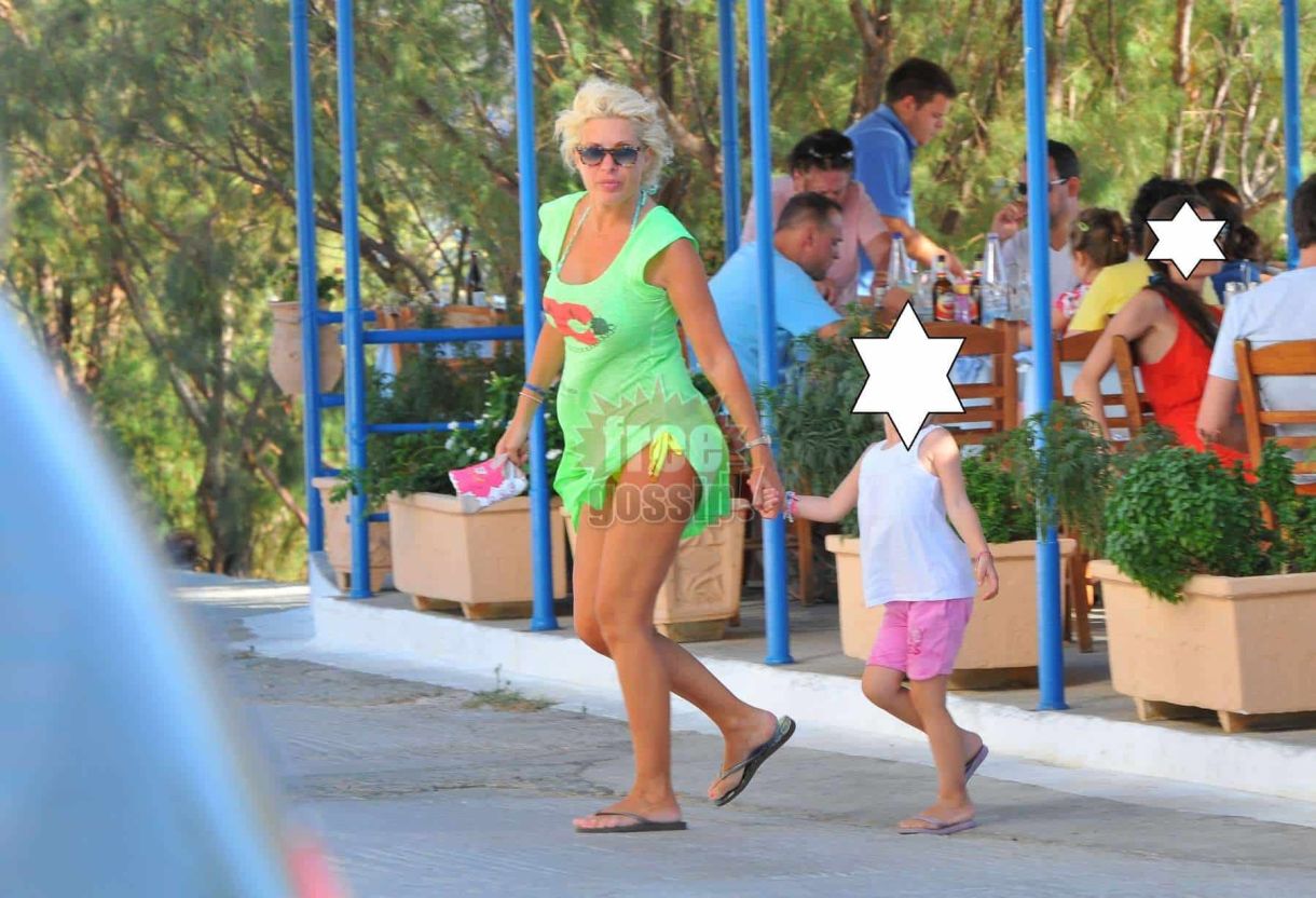 Ελένη Μενεγάκη! Έτσι κυκλοφορεί στις διακοπές της.! Αχτένιστη χωρίς μακιγιάζ, με σαγιονάρες και μια μπλούζα...