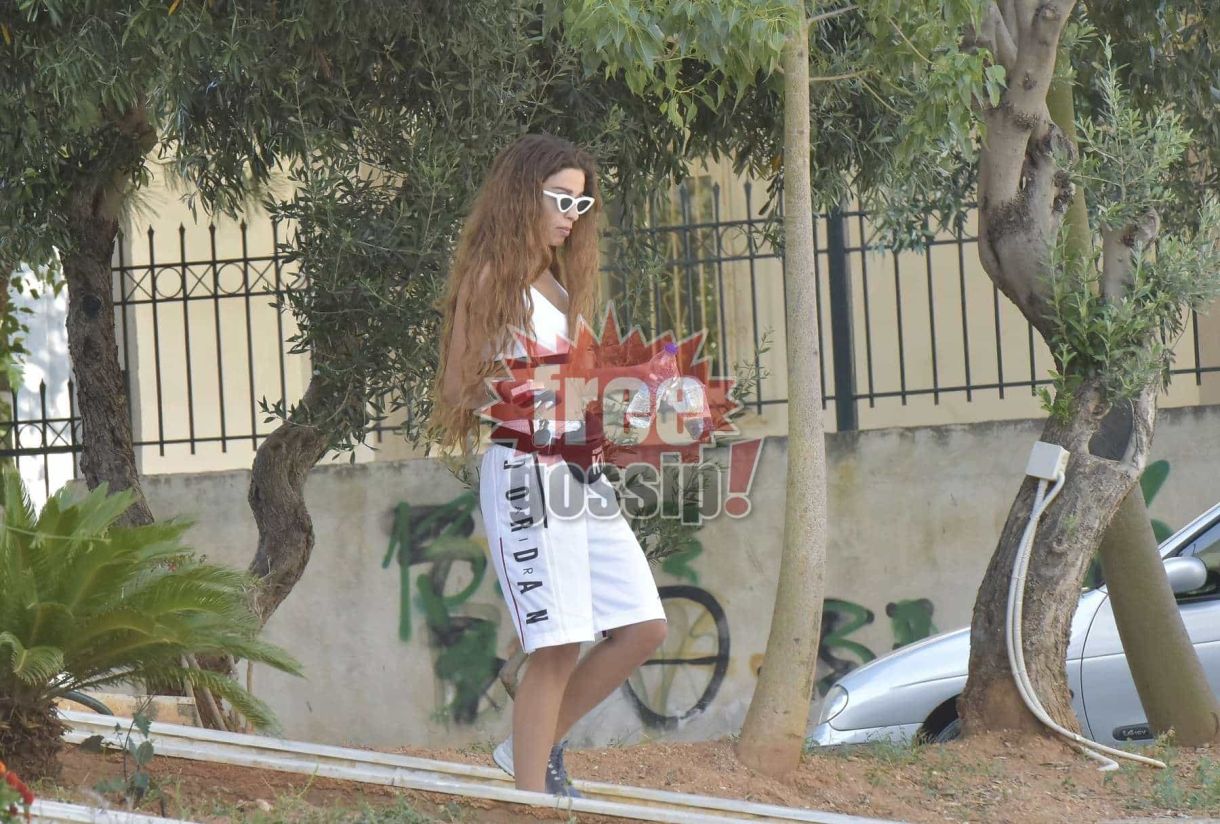 Ελένη Φουρέιρα Στο.νυχάδικο με τον καφέ στο χέρι.αχώριστη.και τσιγάρα