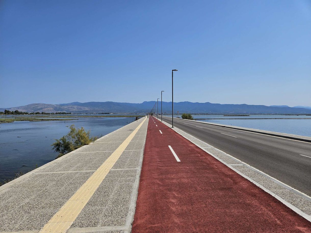 Ελλάδα Ποδηλατόδρομος χιλιομέτρων με θάλασσα από τη μία και την άλλη μεριά