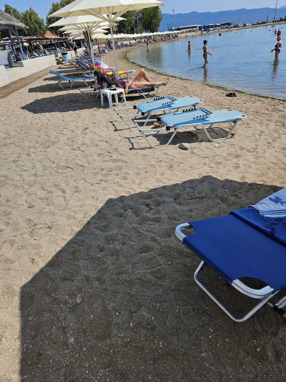 Ελλάδα παραλίες σήμερα! Ο πόλεμος της…ΑΔΕΙΑΣ ξαπλώστρας! Όλοι δίπλα, με την πετσέτα και το ψυγείο τους…