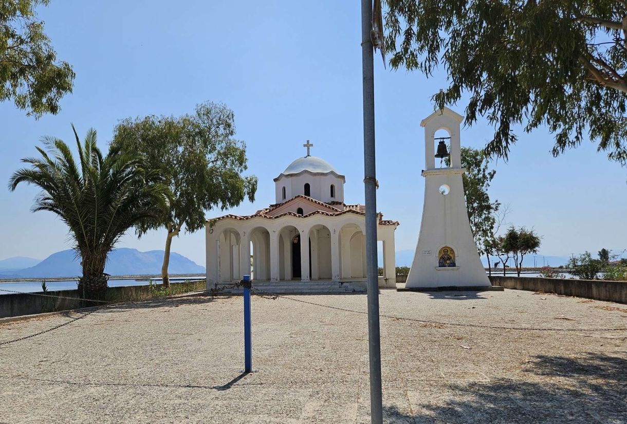 Ελλάδα τώρα! Η εκκλησία με θέα…και η πόλη που ζει ευτυχισμένη δίχως κρίση (βίντεο)