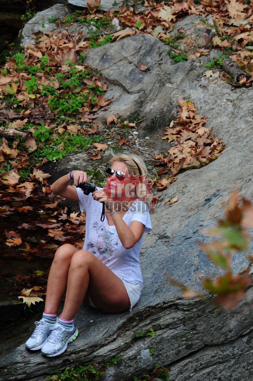 Η Ελένη Μενεγάκη σε ρόλο paparazzo, πάνω στον βράχο που γλυστράει