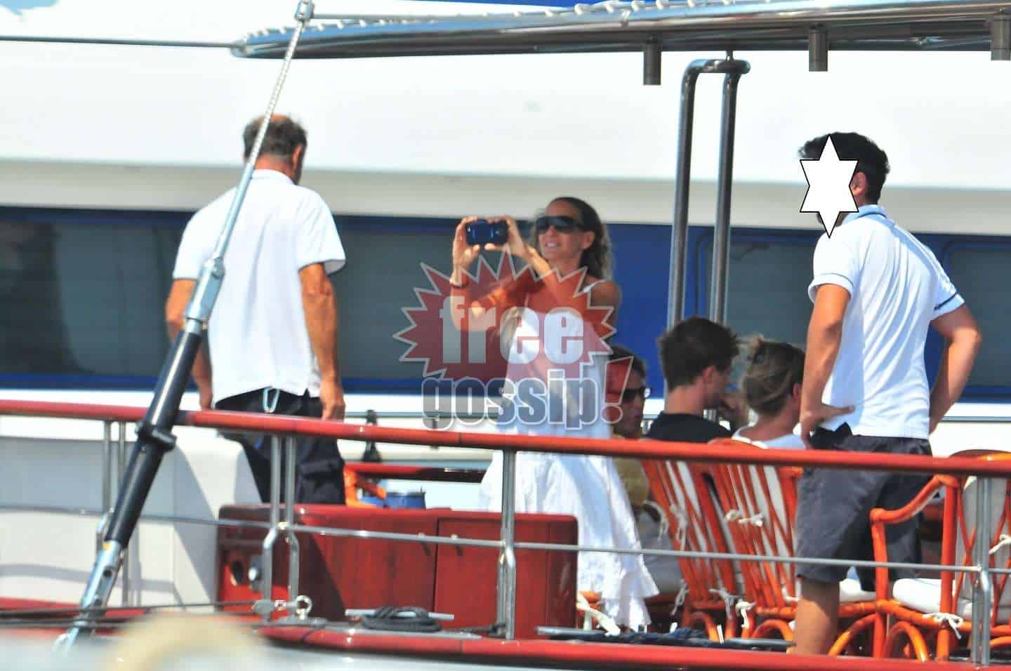 Η Σάρα Τζέσικα Πάρκερ στην Ελλάδα, φωτογραφίζει τον…καπετάνιο!