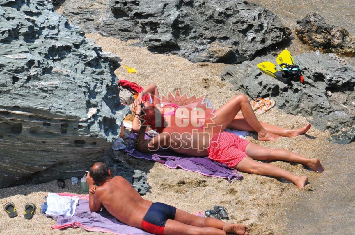 Μενεγάκη – Παντζόπουλος διακοπές τώρα και τότε! Λιάζονται κάτω από τον βράχο
