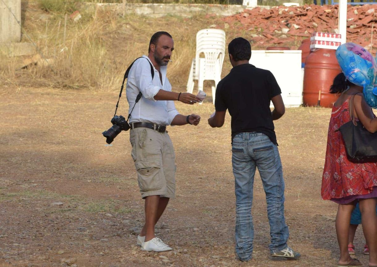 Νίκος Αλιάγας! Αγοράζει μπαλόνι για τη κόρη του στο πανηγύρι της Αγίας Αγάθης