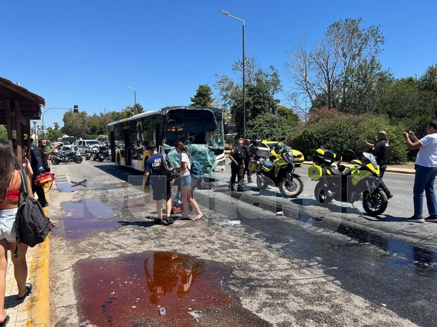 Νότια – Βούλα! Πλάνα από τη σφοδρή σύγκρουση 2 λεωφορείων με 10δες τραυματίες!