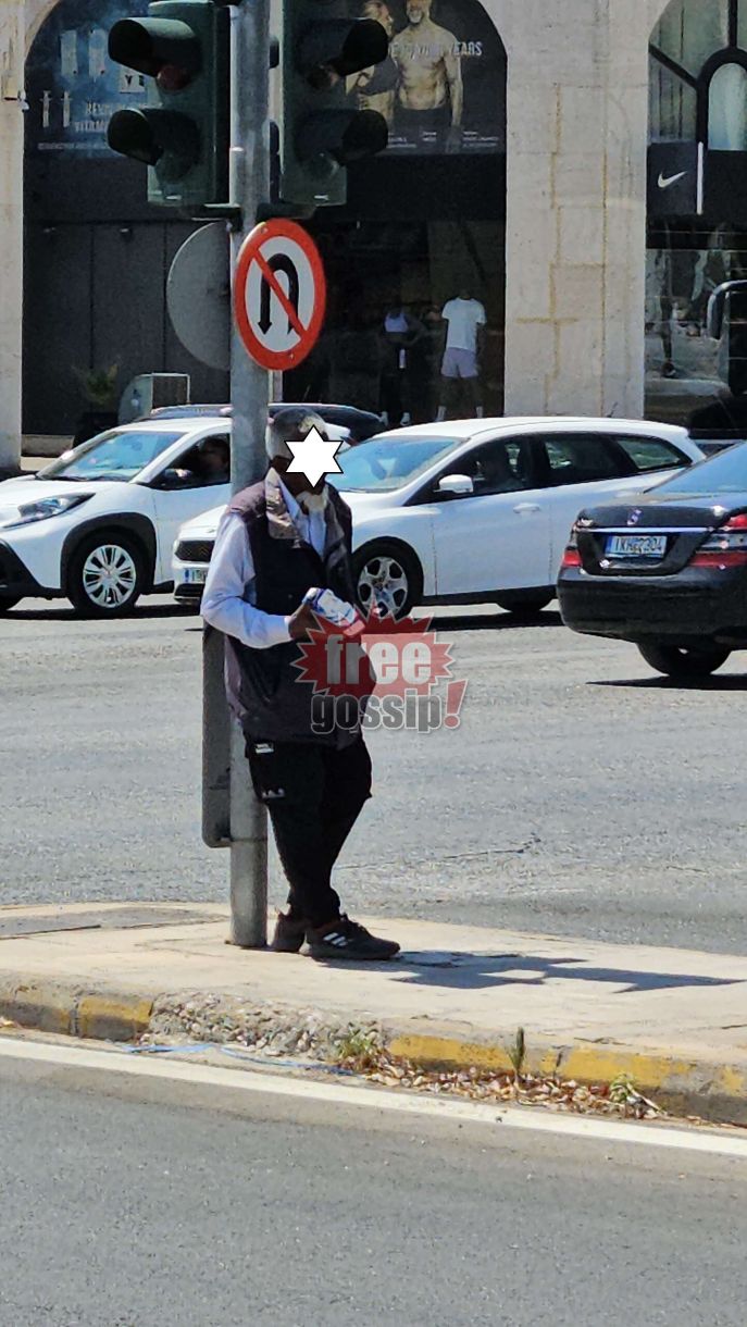 Νότια προάστια Γλυφάδα! Στο πιο κεντρικό φανάρι! Όλοι περνούν, κανείς δεν τον βλέπει!