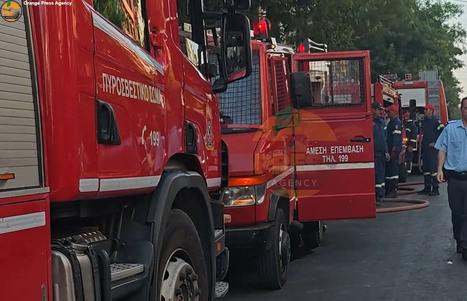 Συμβαίνει τώρα Πέτρος Φιλιππίδης Φωτιά στο σπίτι του 7 οχήματα και 17 πυροσβέστες επιχειρούν στην οδό Πιπίνου 2