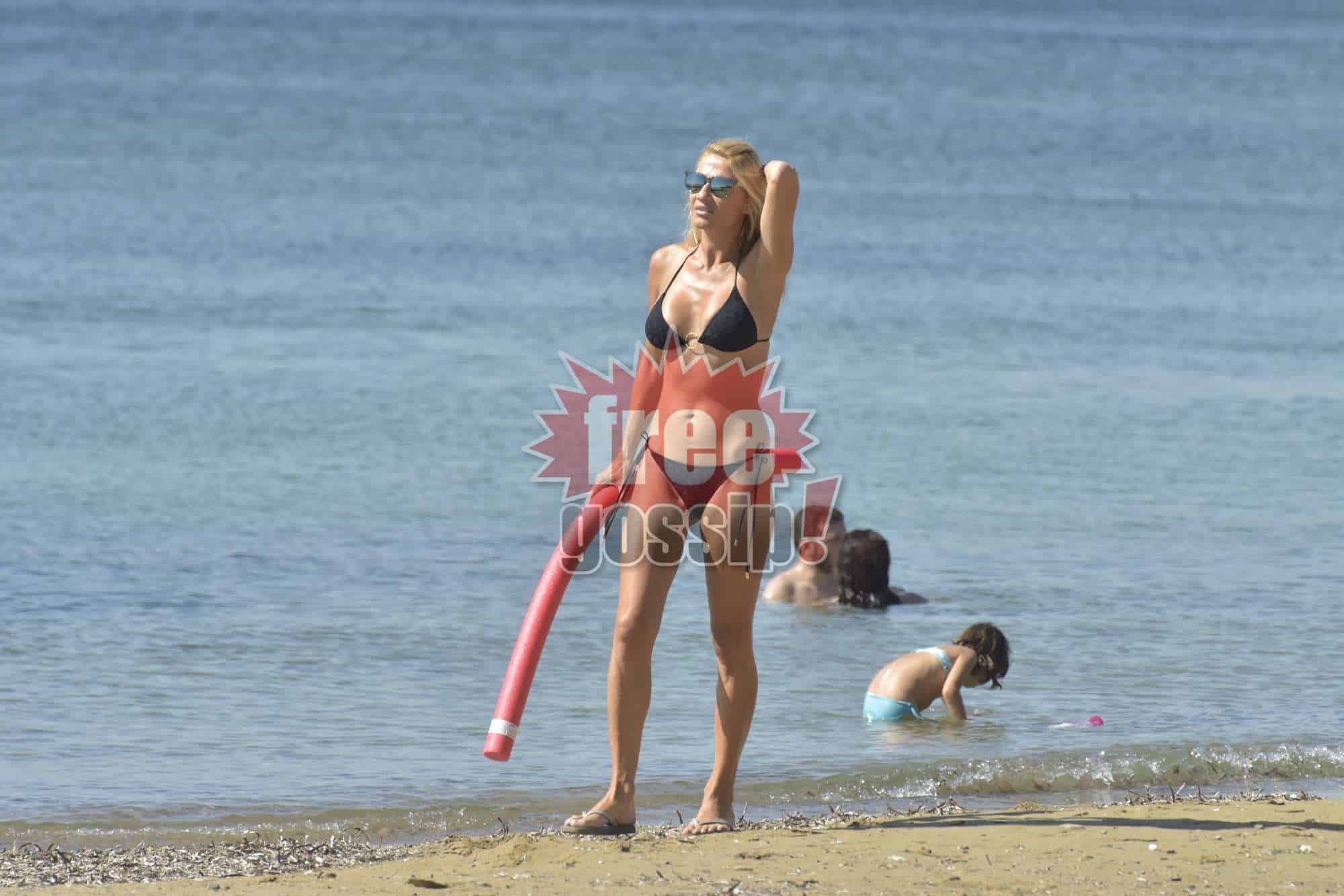 Φαίη Σκορδά μαγιό! Μην λυθεί μόνο το κορδόνι! Το “λουκάνικο” θαλάσσης και η μοναξιά