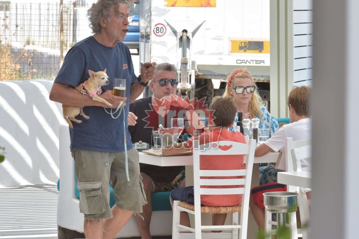 Pet friendly διασημότητες Ο Μάκης Τριανταφυλλόπουλος με το τρίτο του παιδί αγκαλιά