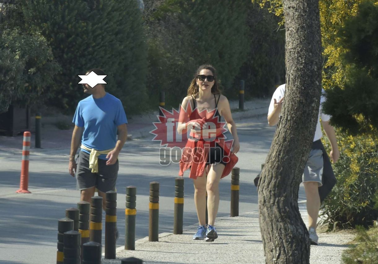 Βάρκιζα Η Δέσποινα Βανδή απολαμβάνει την γυμναστική της με τους κολλητούς της