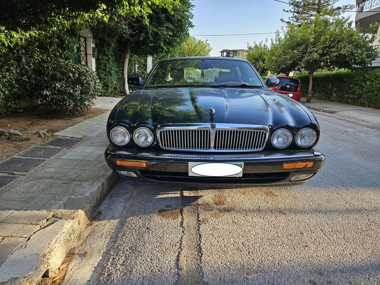 (Βίντεο) Γλυφάδα σήμερα! Η αιώνια νέα “Τζάγκουαρ του Τζαίημς Μποντ” παρκαρισμένη στα στενά του γκολφ