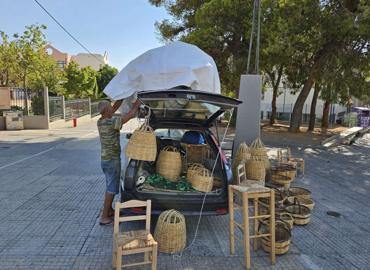 Γλυφάδα! Έχασε γυναίκα και παιδιά! Κοιμάται στο αυτοκίνητο. Εργάζεται σκληρά για να ζήσει…