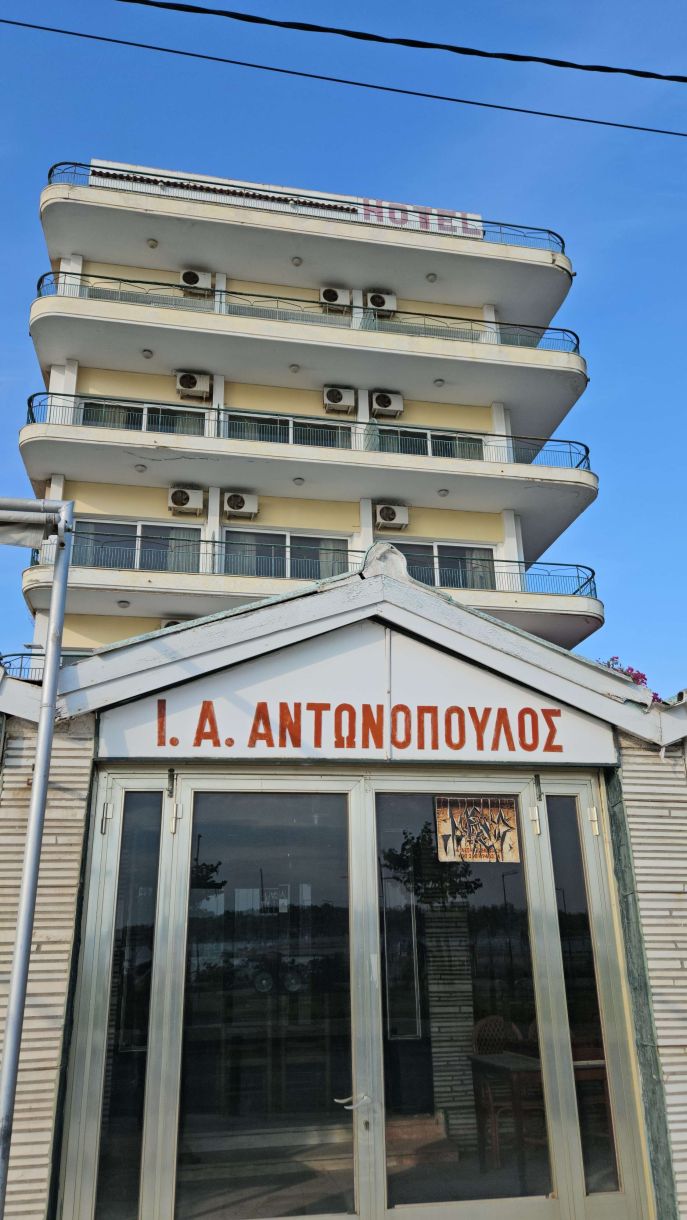 Γλυφάδα (βίντεο)! Τα βαθιά σημάδια κρίσης στο κέντρο! Αραχνιασμένο το εστιατόριο του Αντωνόπουλου!