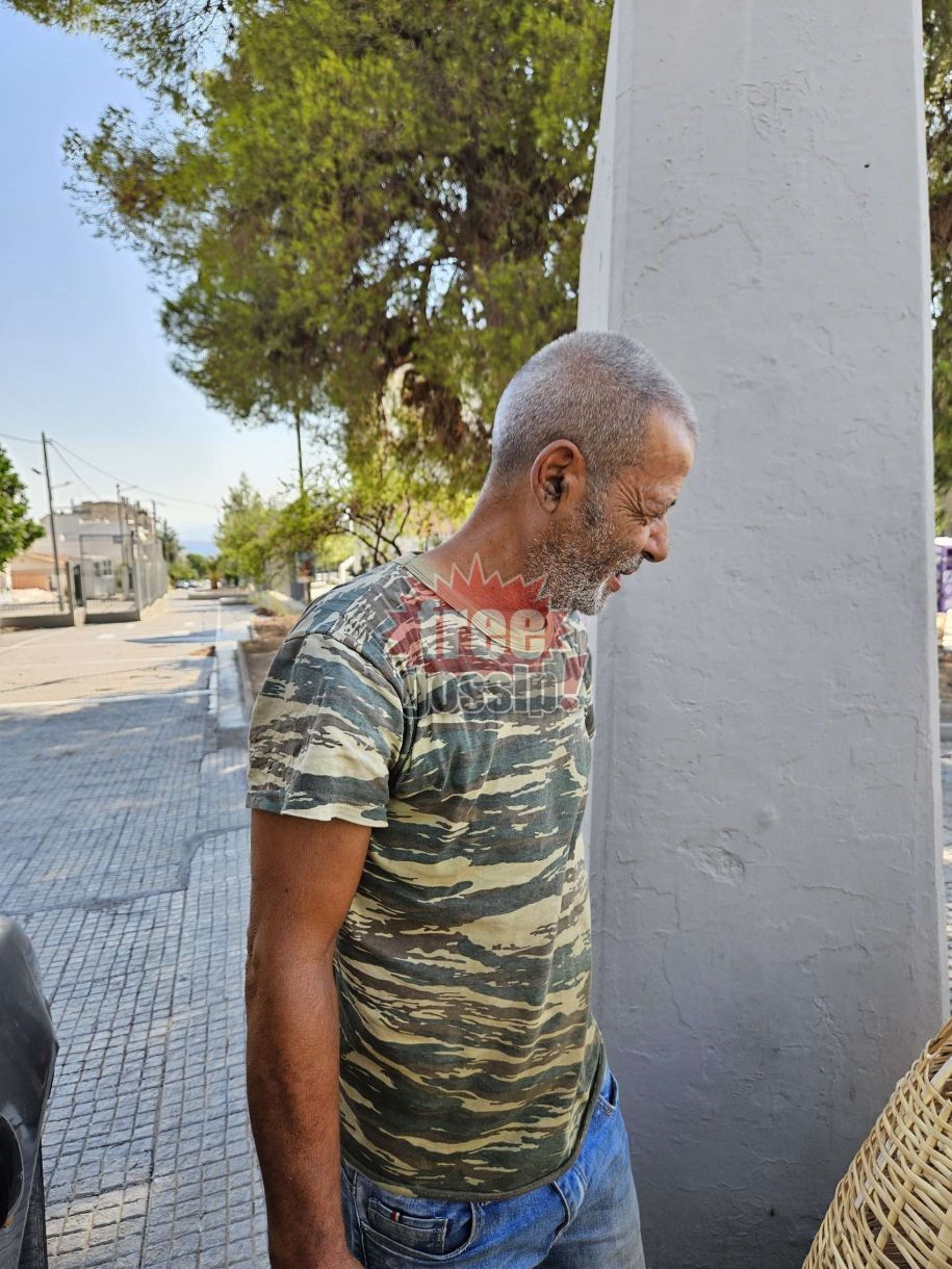Γλυφάδα σήμερα! Έχασε τα 2 παδιά του και τη γυναίκα του! Το riality πωλητή του δρόμου σε Βίντεο!