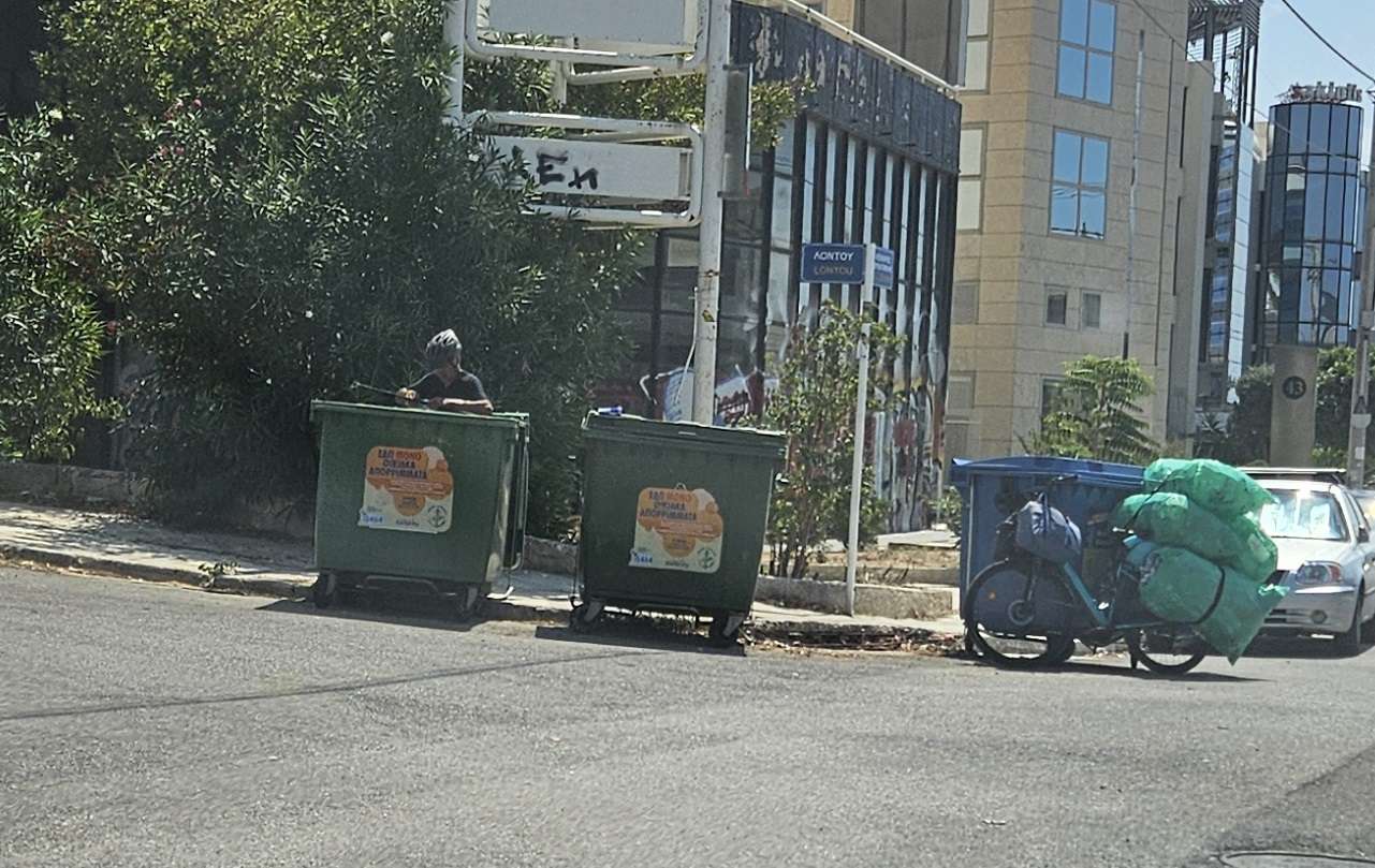 Γλυφάδα! Αλλοδαπός είχε 300 χιλ. ευρώ και αγόρασε σπίτι αλλά ψάχνει στα σκουπίδια!