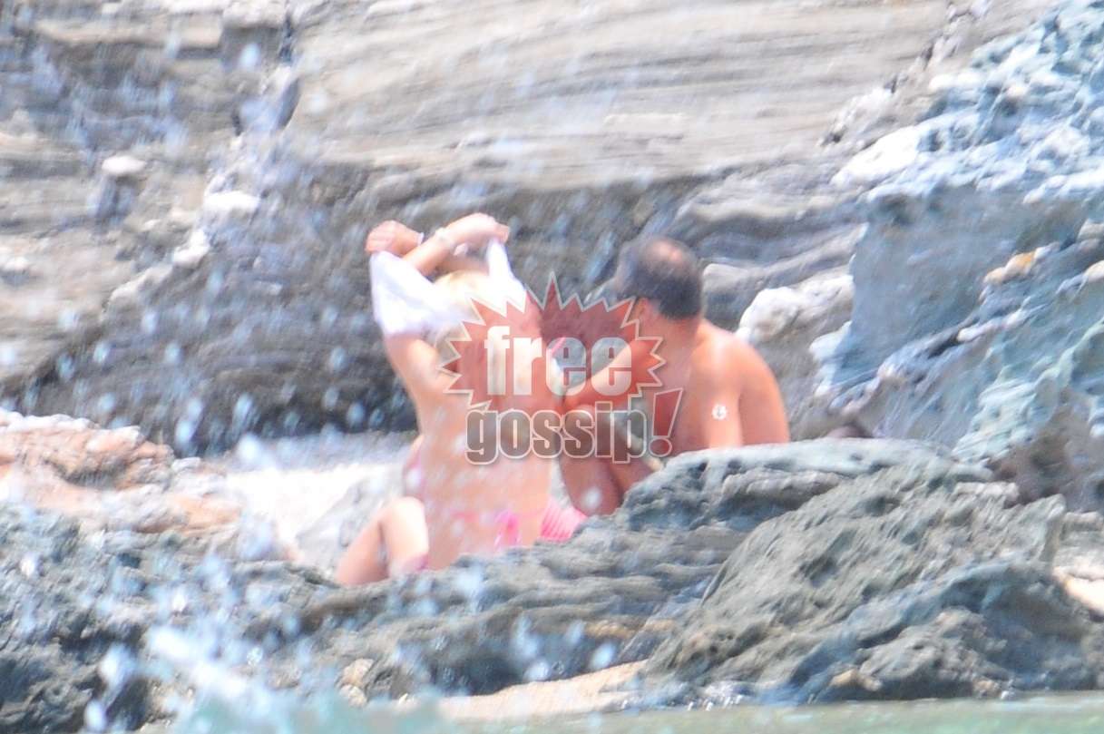 Ελένη Μενεγάκη! Πετάει το μακό μπροστά στο φακό και παίρνουν φωτιά και οι…βράχοι πίσω της