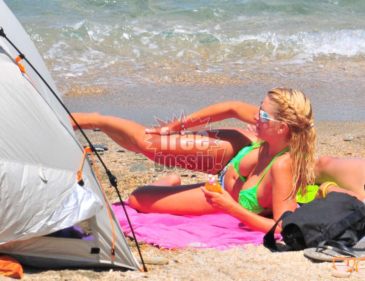 Ελένη Μενεγάκη! Το αργό σκανδαλιστικό άπλωμα του αντιλιακού στο πόδι της!