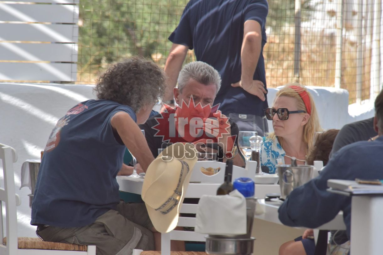 Μάκης Τριανταφυλλόπουλος Νίκος Χατζηνικολάου Συνάντηση σε εστιατόριο της Πάρου