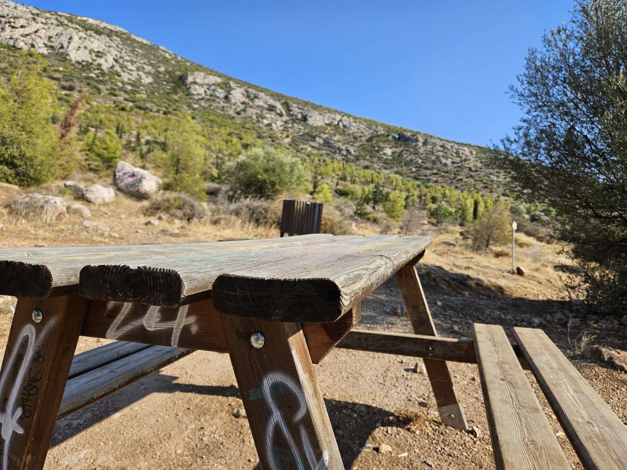 Νότια προάστια – Υμηττός (Βίντεο!) Ένα παγκάκι στο…μπαλκόνι με θέα τη Γλυφάδα και τη θάλασσα!