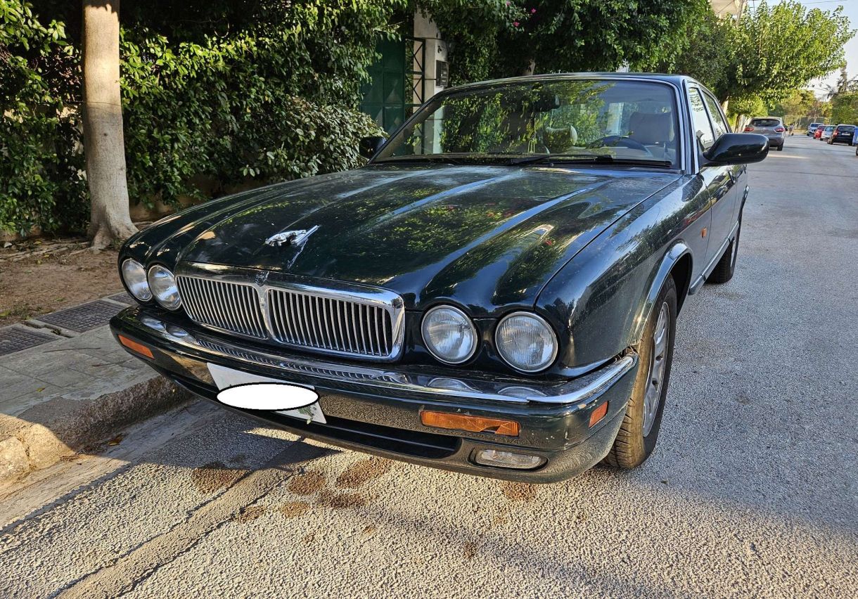 Νότια! Βρήκαμε την Jaguar Θρύλο! Ένα “μάζεμα” στον προφυλακτήρα θέλει μόνο!