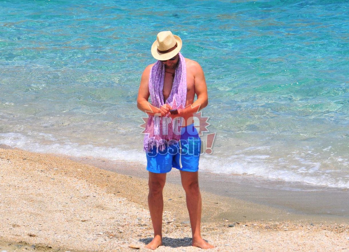 Ο Μάκης Παντζόπουλος με μαγιό κινητό και σήμα, σήμα καμπάνα!