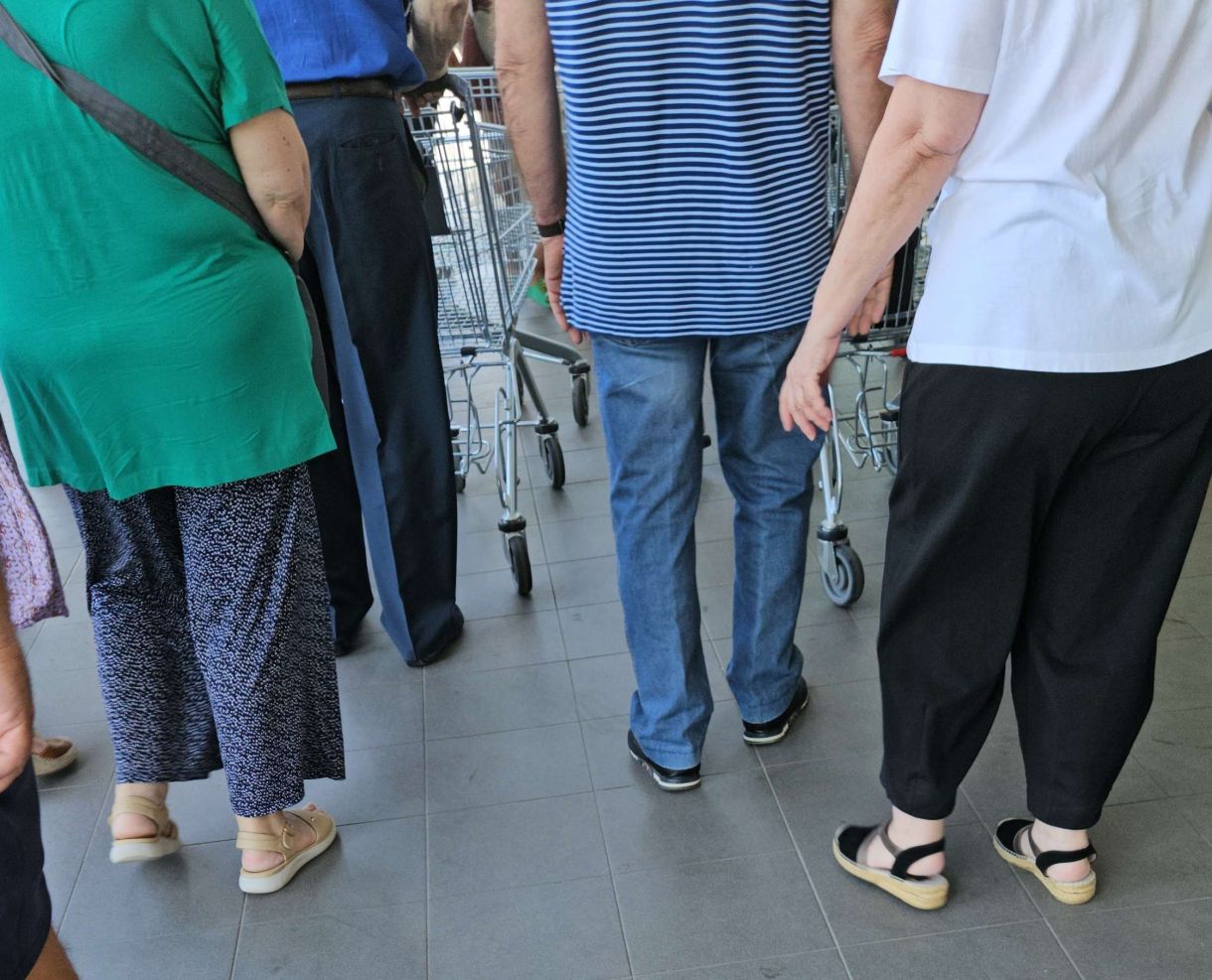 Σούπερ μάρκετ! Με ουρές όσα ανοίγουν την Κυριακή! Πολύ μεγαλύτερη πελατεία από καθημερινές